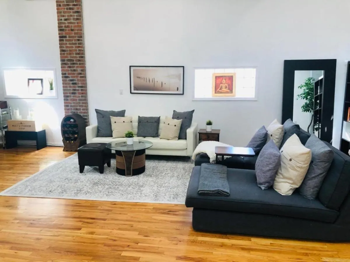 Updated Amazing Bi -Level Condo Minutes From Water Views Of New York City location